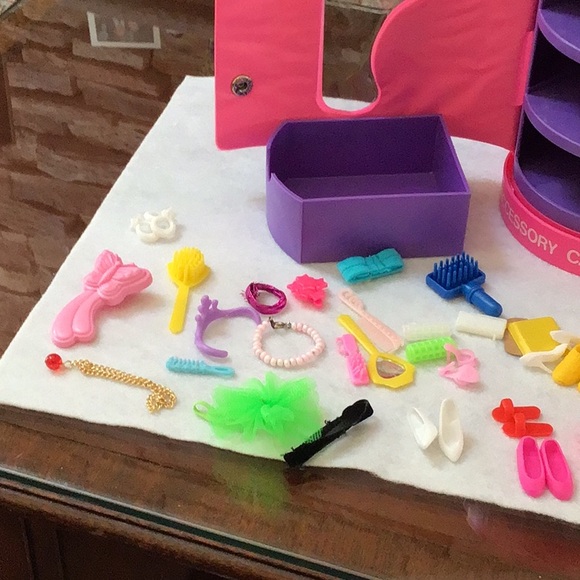 Vintage Barbie accessory case, 1992 accessories and over 20 pairs of shoes - Picture 7 of 8